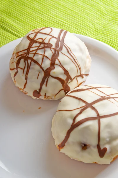 Шоколадні пончики на тарілці — стокове фото