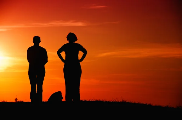 Pareja contemplando el sol — Foto de Stock