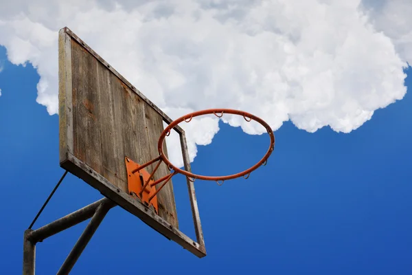 Gamla basket hoop och en tillbaka styrelse — Stockfoto