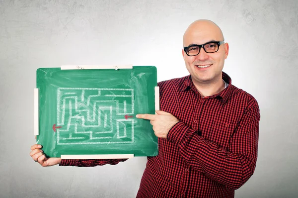 Muž s labyrintem na tabuli — Stock fotografie
