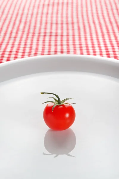 Tomate cereja no prato — Fotografia de Stock