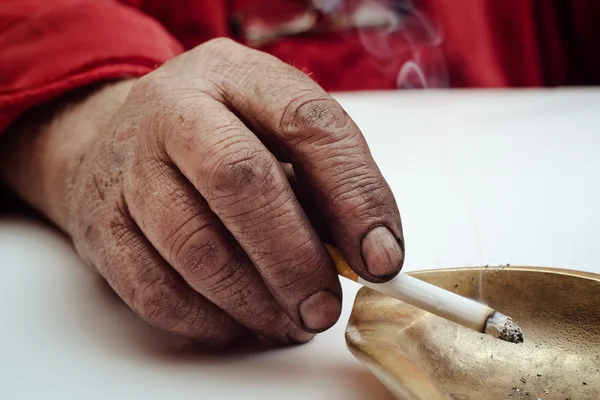 Mão suja com cigarro — Fotografia de Stock