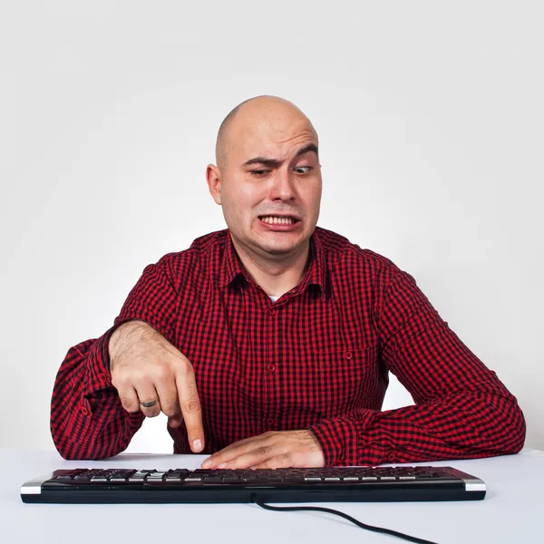 コンピューターのキーボードを持つ男 — ストック写真