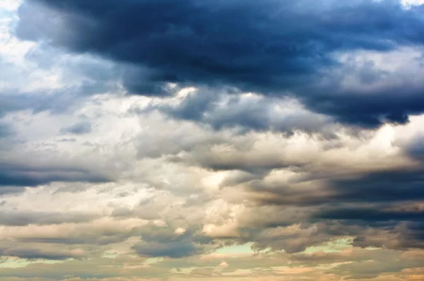 Schwere Gewitterwolken — Stockfoto