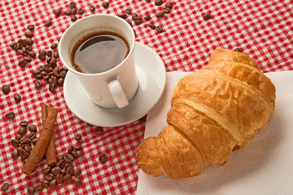 kahve kruvasan ve tarçın