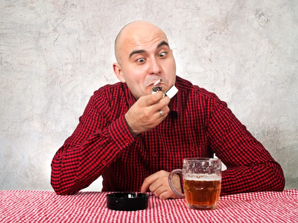 Biertrinker zündet sich eine Zigarette an — Stockfoto