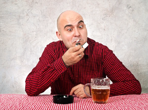 Bier drinker verlichting van een sigaret — Stockfoto