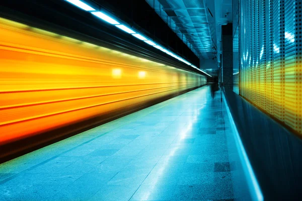 Comboio de metro na estação — Fotografia de Stock