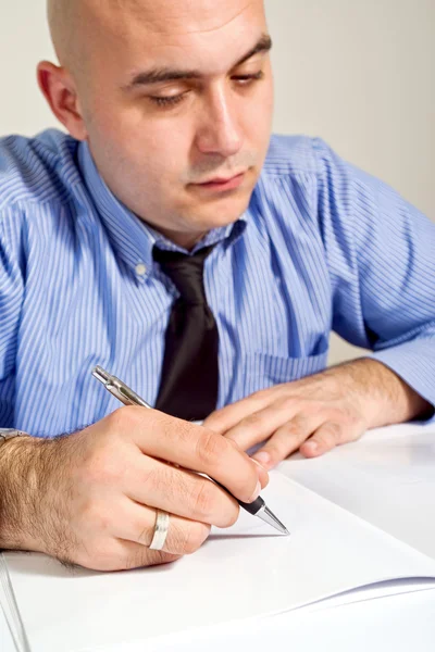 Geschäftsmann unterzeichnet Vertrag — Stockfoto