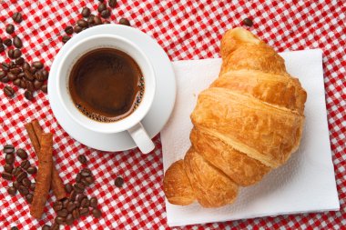 kahve kruvasan ve tarçın