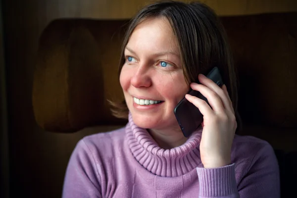 Kvinna talkning på mobiltelefon. — Stockfoto