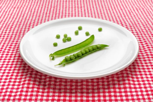 Raw peas on plate — Stock Photo, Image