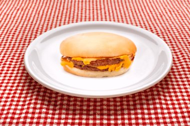 Hamburger beyaz tabakta.