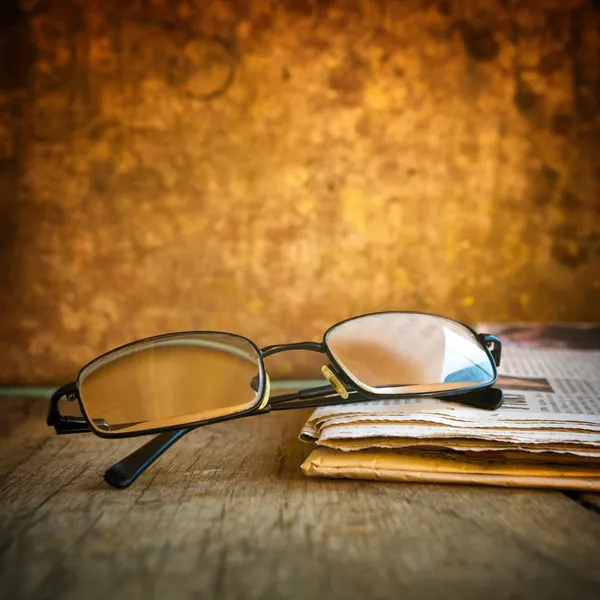 Lunettes de classement et journal — Photo