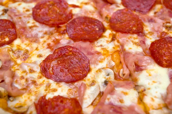 Pepperoni Pizza yakın plan. — Stok fotoğraf