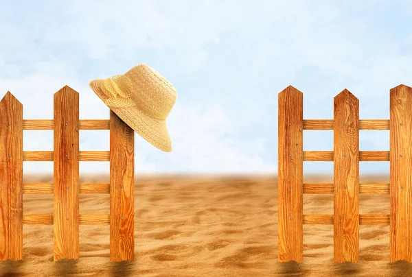 Clôture en bois et chapeau de soleil — Photo