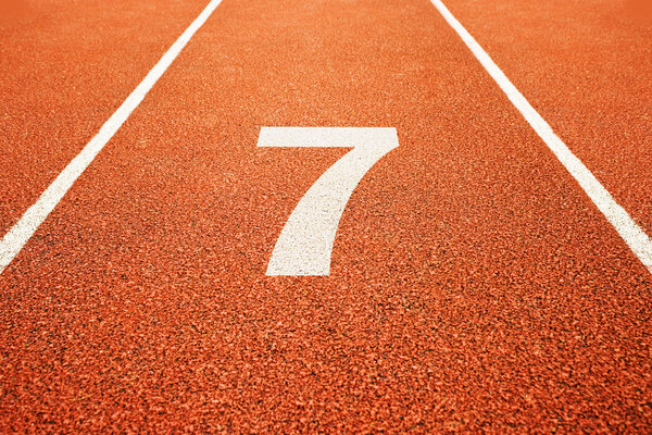 Номер семь на беговой дорожке
