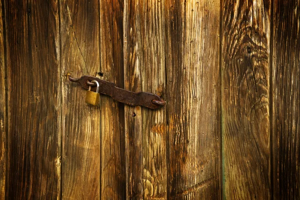 Oude deur met hangslot — Stockfoto