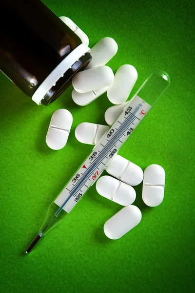 Antibiotikum tabletták és hőmérő — Stock Fotó