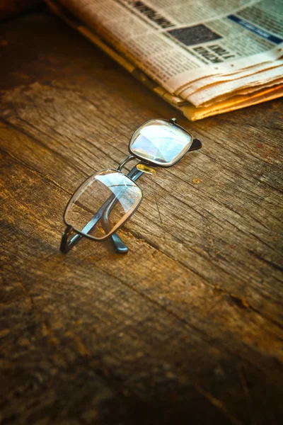 Gafas de montar y periódico — Foto de Stock