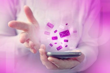 Akıllı telefon kullanan kadın