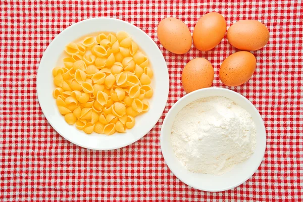 Flour, eggs and pasta — Stock Photo, Image