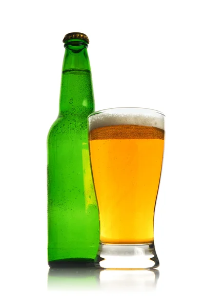 Botella de cerveza y vaso lleno de cerveza ligera — Foto de Stock