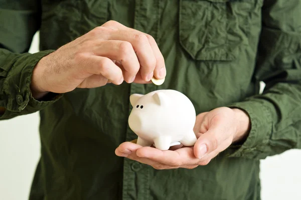 Piggy munt bank in handen — Stockfoto