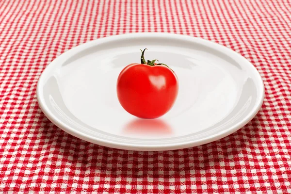 Tomate en plato — Foto de Stock