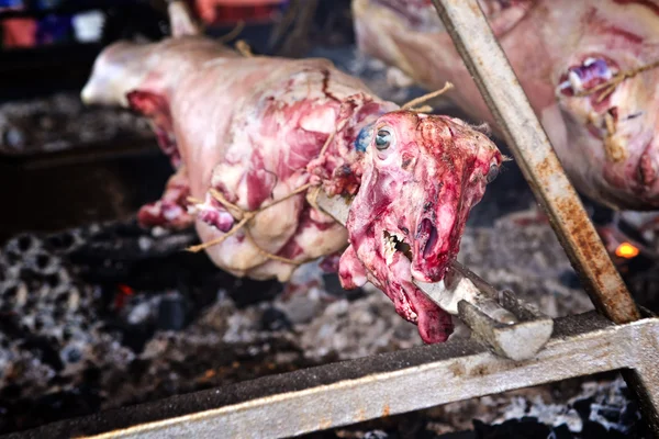 Whole roasted lamb — Stock Photo, Image