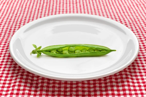 Raw peas on plate — Stock Photo, Image