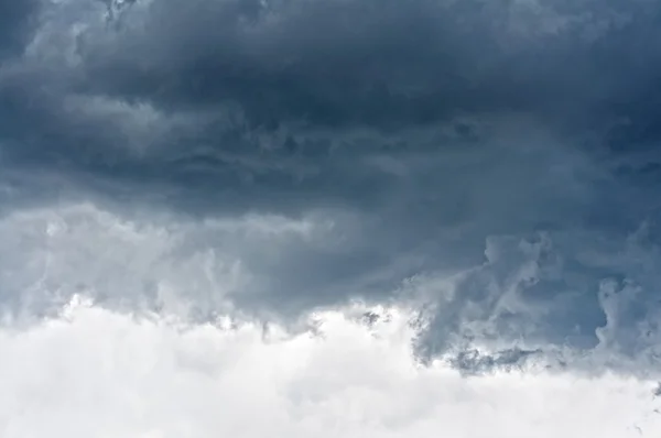 Forti nubi di tempesta — Foto Stock