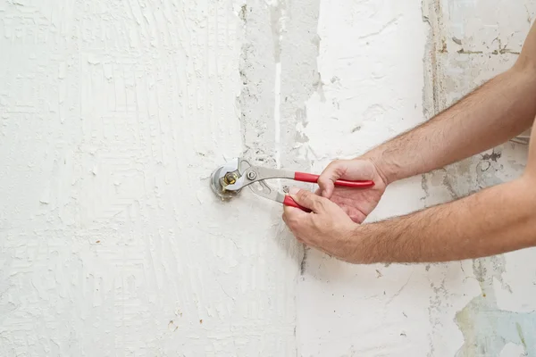 Fixing water valve — Stock Photo, Image