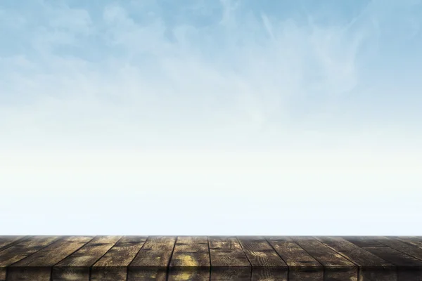 Mesa vazia contra o céu azul — Fotografia de Stock