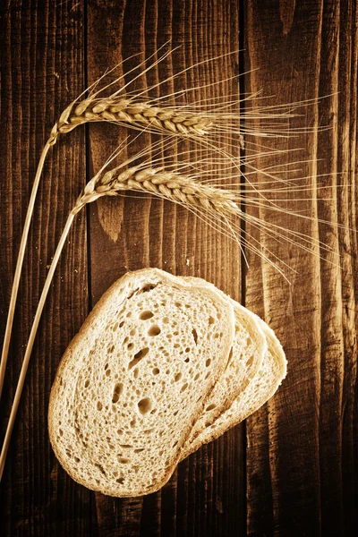 Chleb kromki, pszenica uszy i ziarna — Zdjęcie stockowe