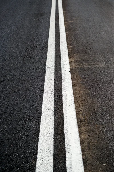 Dubbla linjer på vägen — Stockfoto