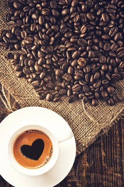 Koffiebonen en koffie beker — Stockfoto