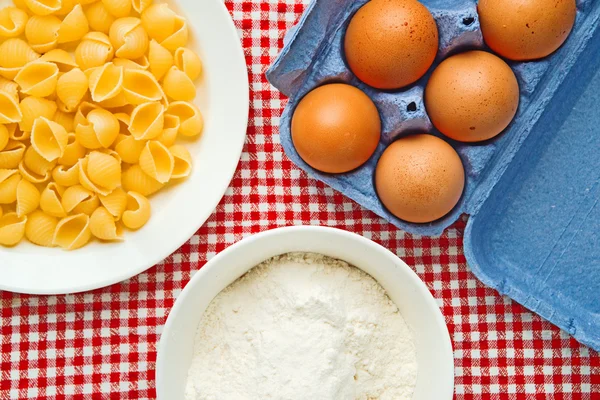 Flour, eggs and pasta — Stock Photo, Image