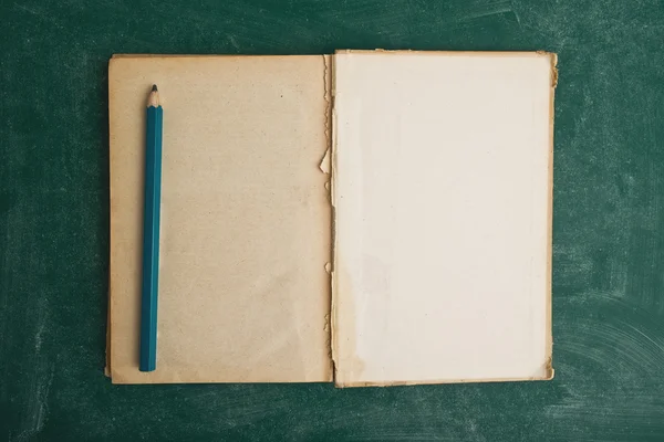 Стара відкрита книга та олівець — стокове фото