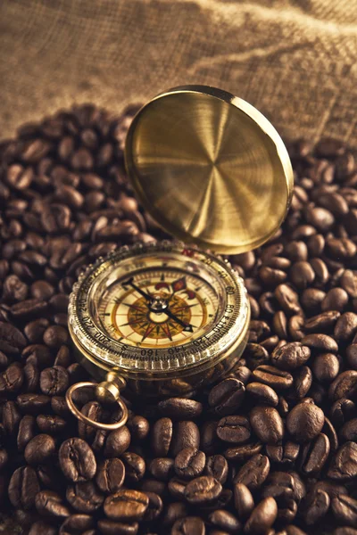 Koffiebonen en kompas — Stockfoto