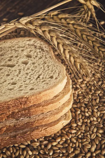 Fette di pane, spighe di frumento e cereali — Foto Stock