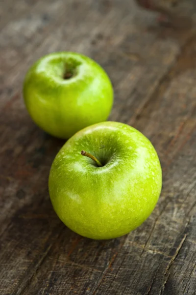 Green apples on wood table — Stock Photo, Image