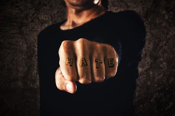 Mano con pugno stretto - odio tatuato — Foto Stock