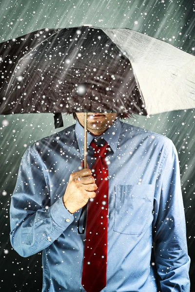 Geschäftsmann mit Regenschirm im Sturm — Stockfoto