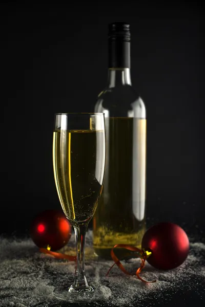 Vino blanco y bolas de Navidad — Foto de Stock