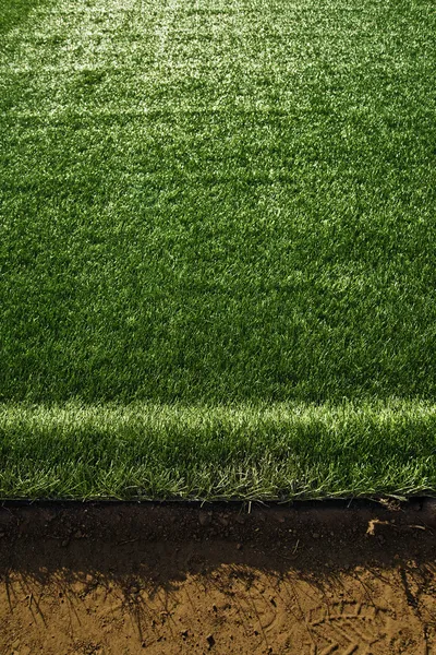 Relva artificial no campo de futebol — Fotografia de Stock