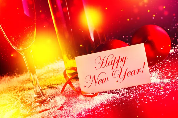 Feliz Año Nuevo. Vino blanco y bolas de Navidad con coche de saludo — Foto de Stock