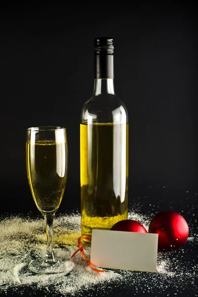 Vitt vin och christmas bollar med gratulationskort — Stockfoto