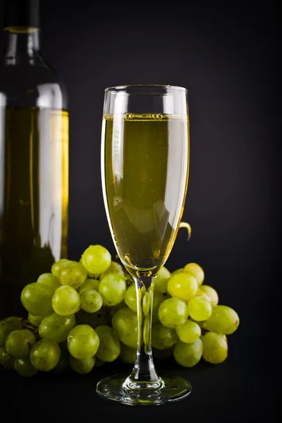 Vino blanco y uvas — Foto de Stock