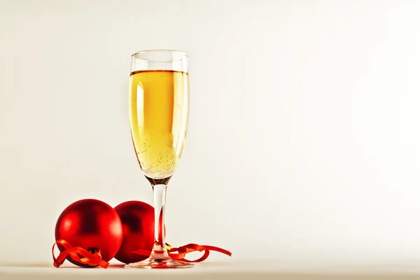 Weißwein und Weihnachtskugeln — Stockfoto